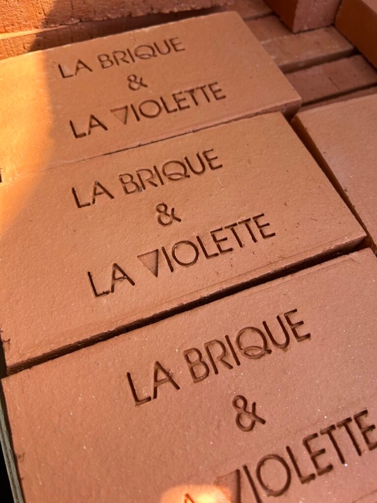 La brique & la violette